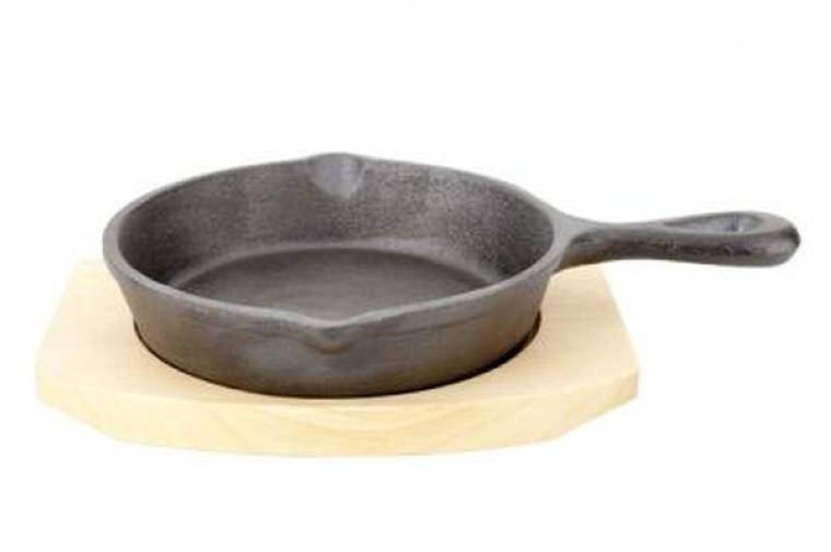 PAN WITH WOODEN BOARD diam. 135 mm