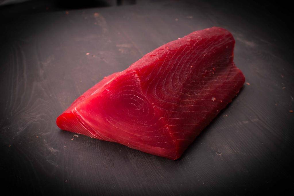 Tuńczyk filet sashimi AA Grade Center Cut, świeży