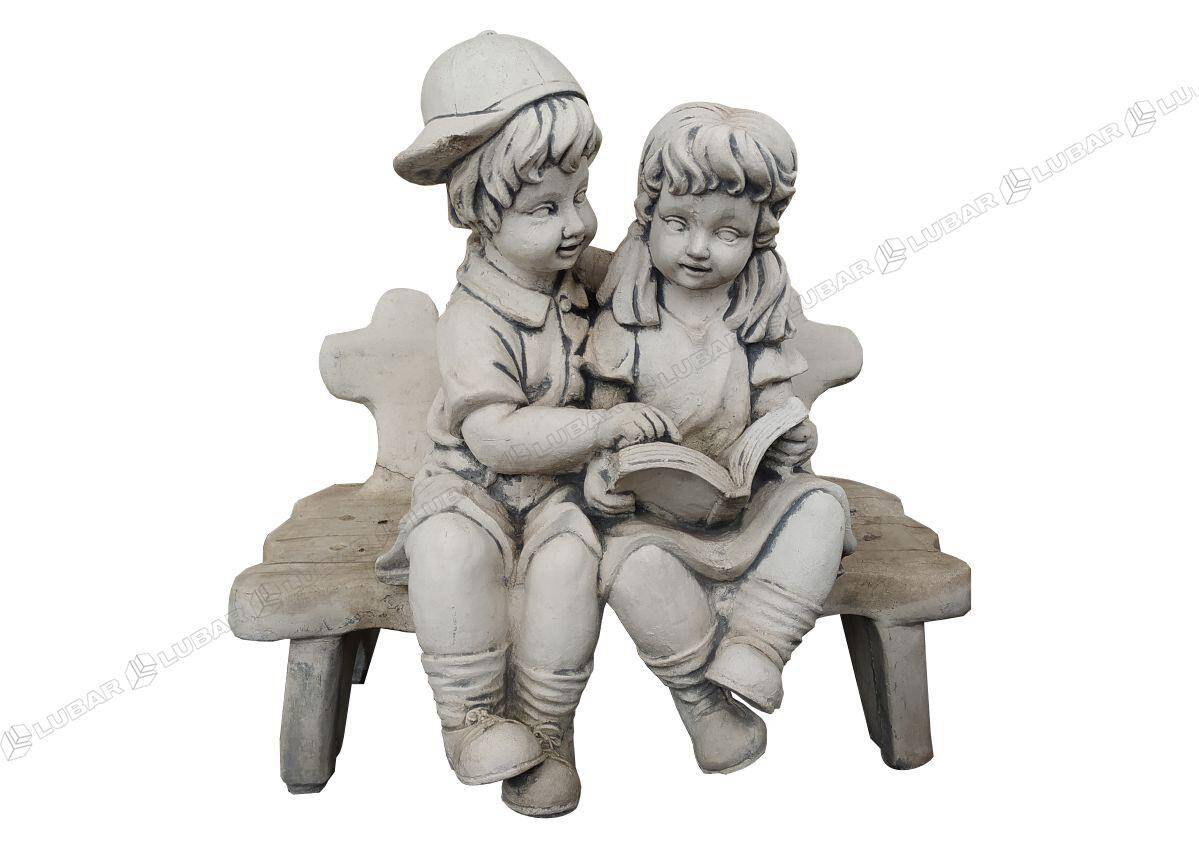 Figurka do ogrodu chłopiec z dziewczynką na ławce
