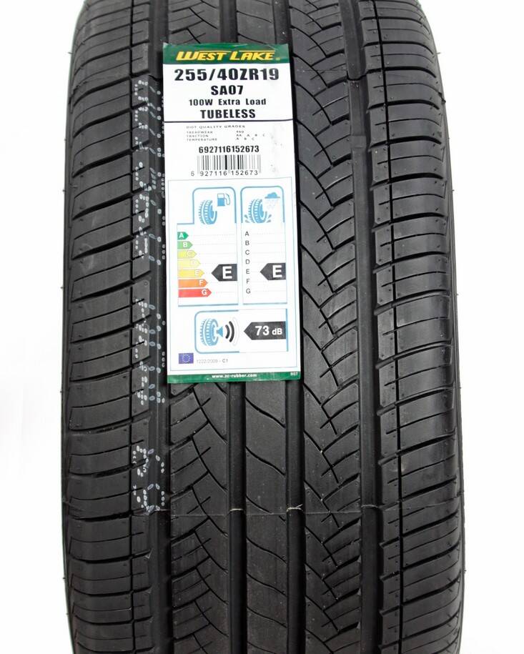 255/40R19