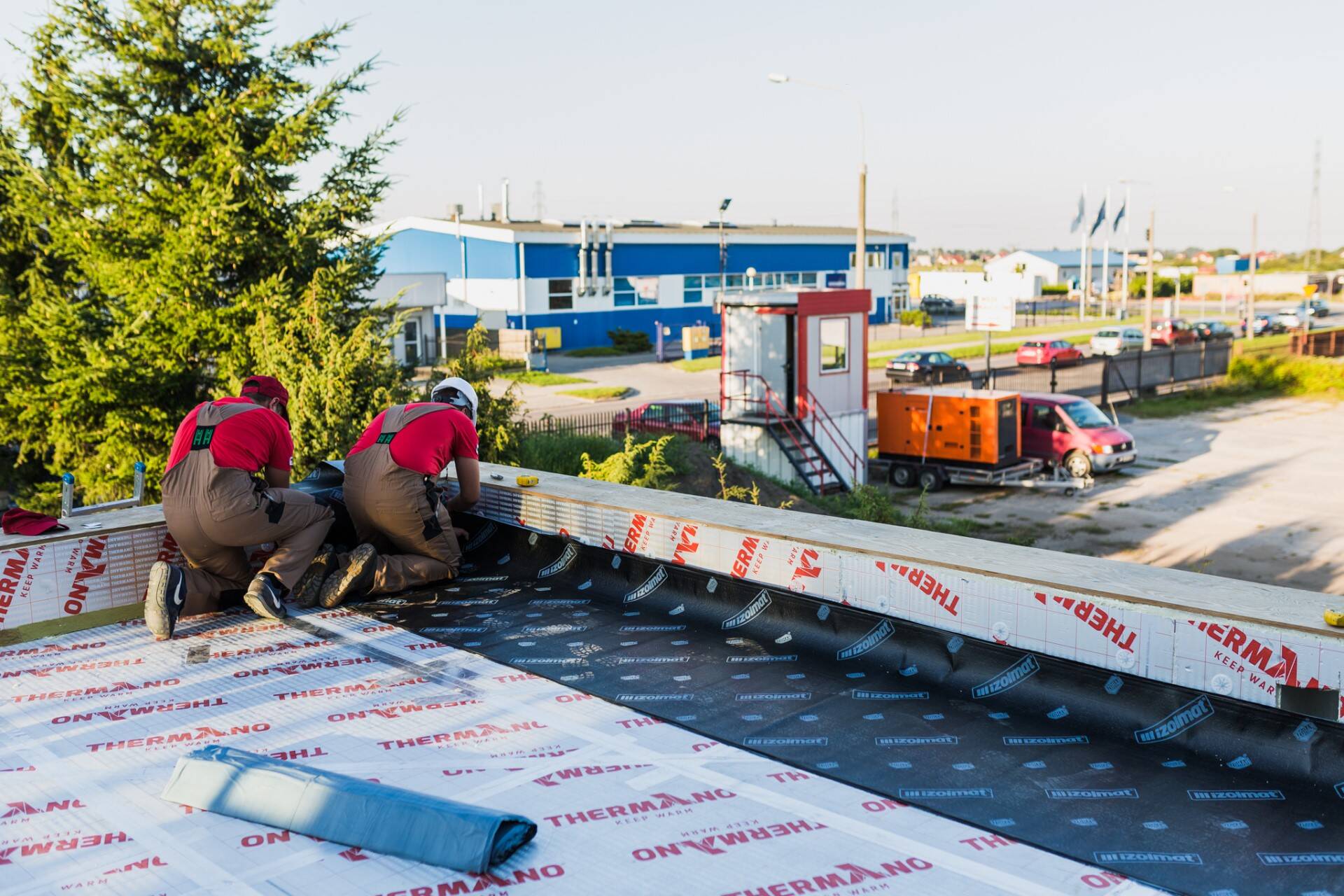 Płyty termoizolacyjne Thermano Roof Balex Metal na dachu zielonym