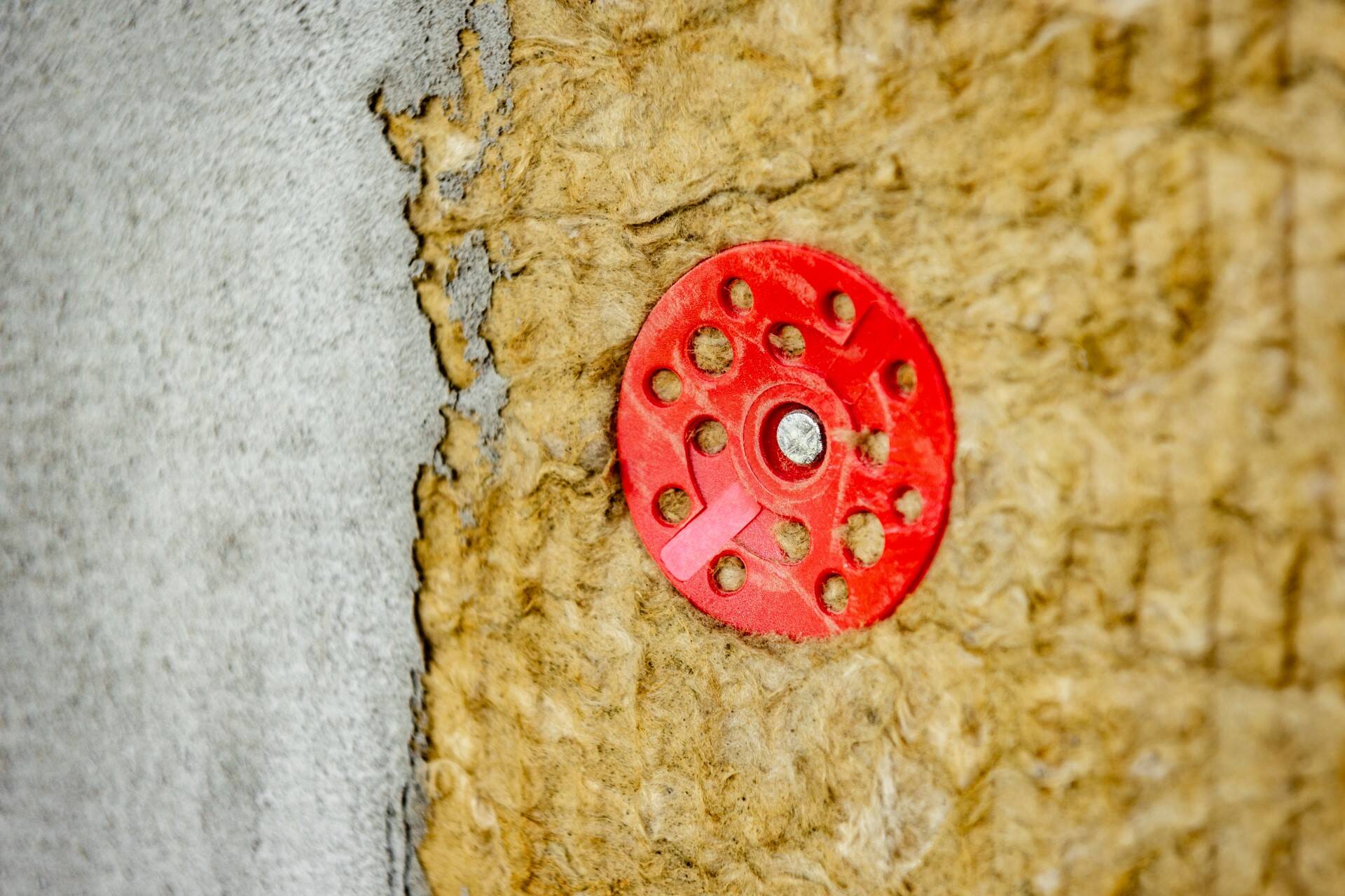 Kołkowanie wełny mineralnej - ocieplenie domu
