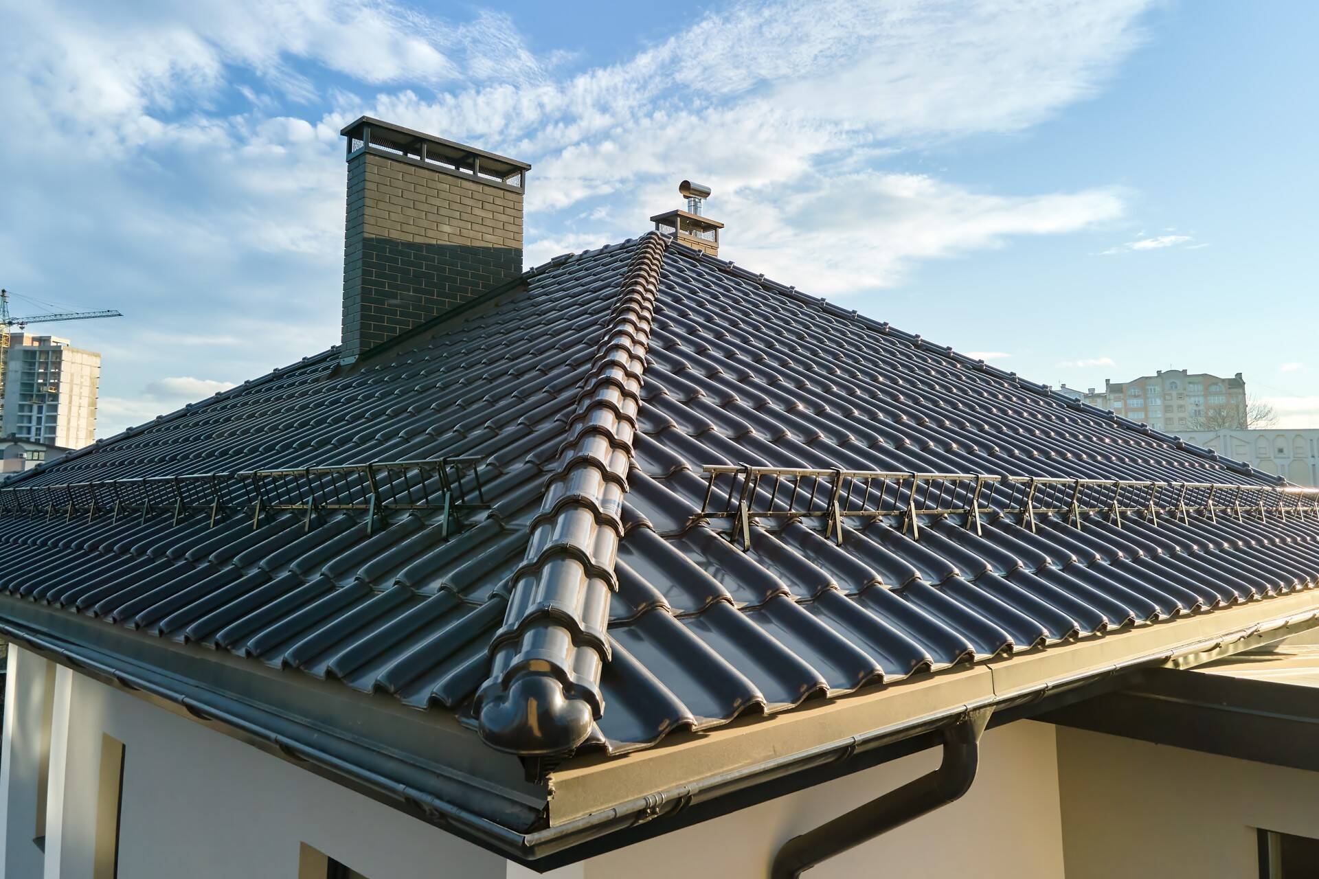 Aby odpowiednio dopasować rynnę do dachu, należy m.in. wyliczyć efektywną pwierzchnię dachu