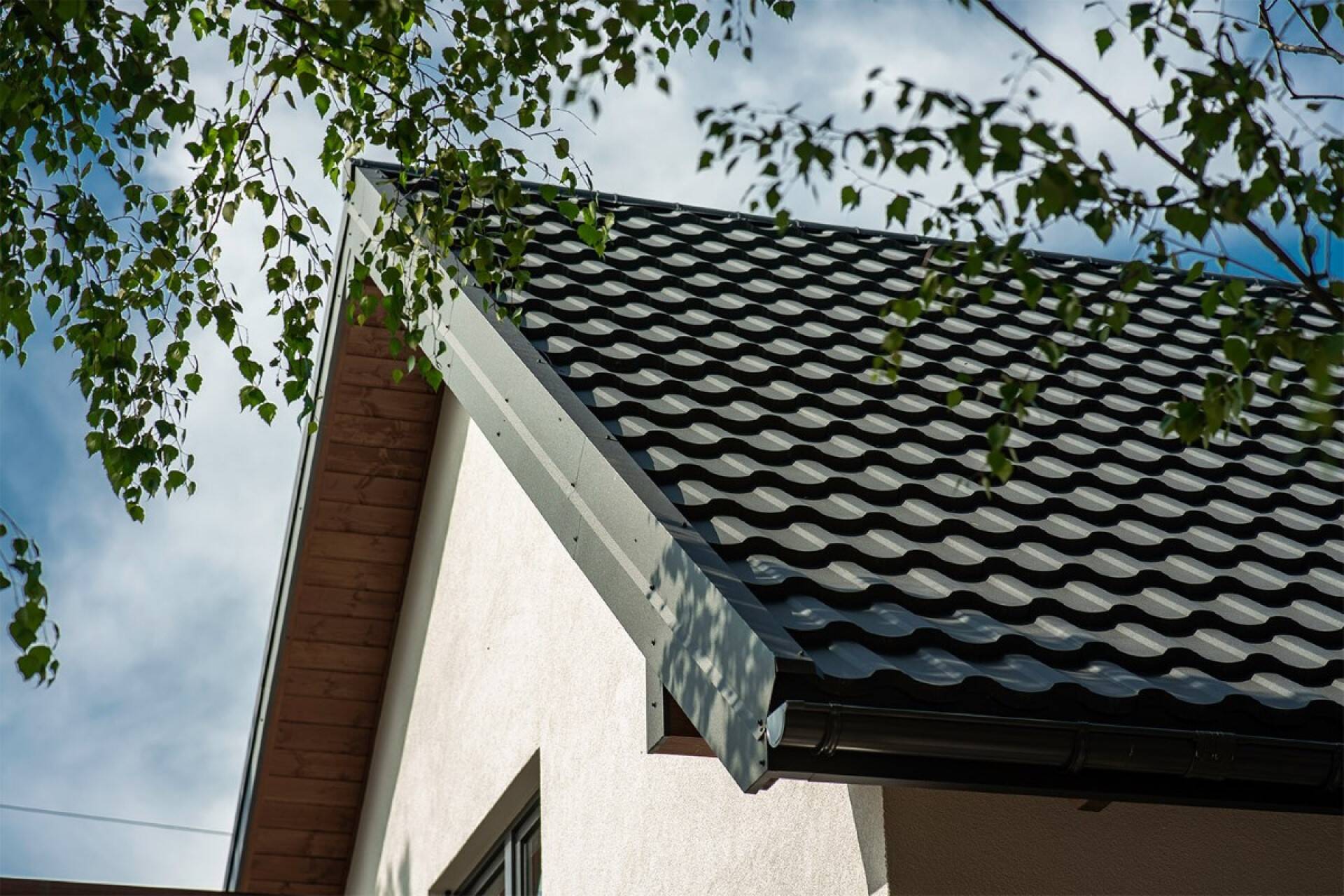 Blachodachówki modułowe STIGMA 2.0 na dachu skośnym domu jednorodzinnego