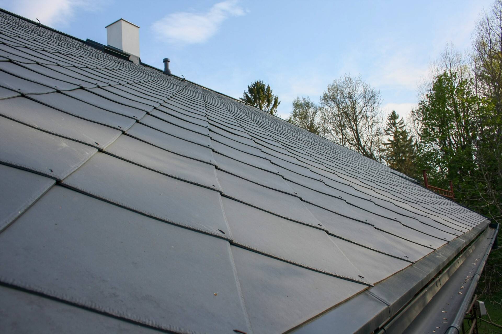 Dachówka plastikowa - jakie ekologiczne pokrycie dachowe wybrać. Blog budowlany LUBAR