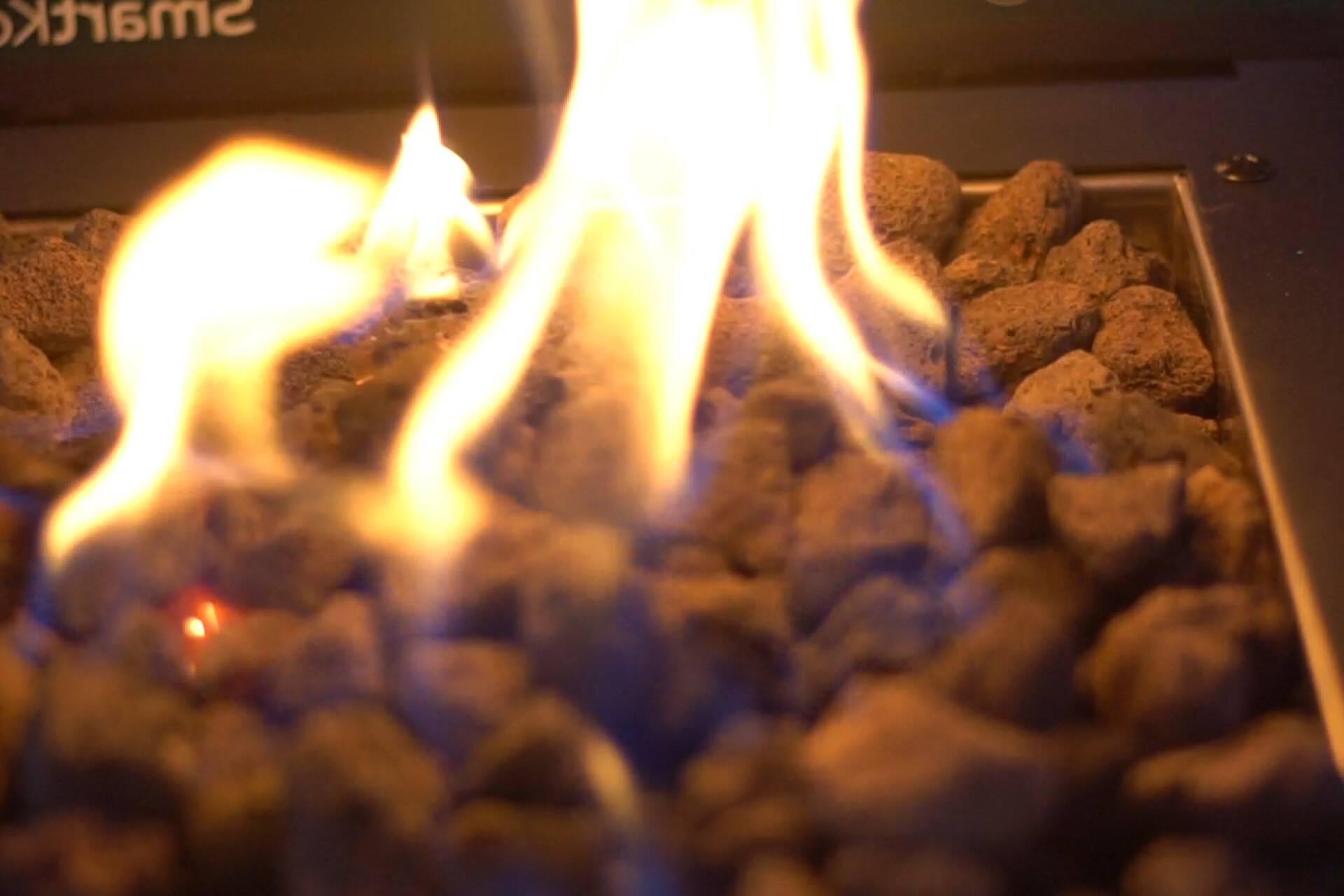 Kamienie ogrzewacza tarasowego Madera - płonący płomień kominka gazowego