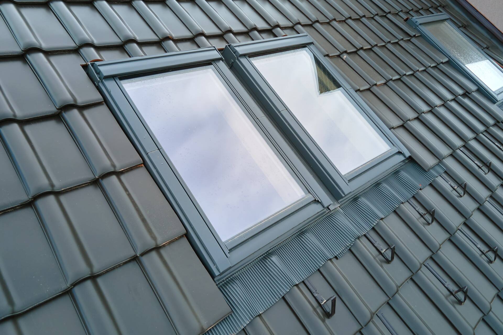 Okna dachowe - jakie wybrać i jak je zamontować. Ile kosztują. Artykuł na blogu budowlanym LUBAR