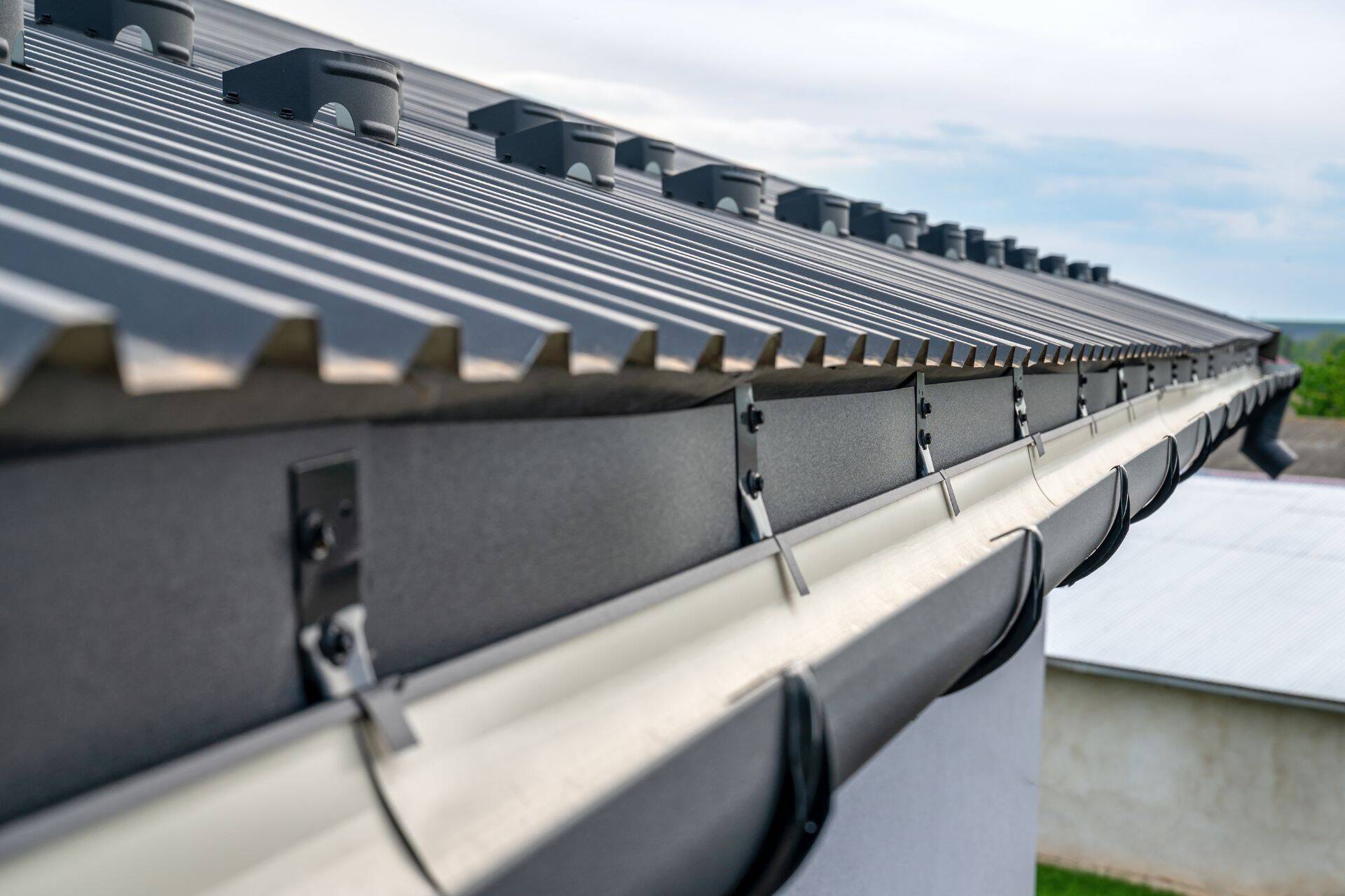 Rynny metalowe czy rynny plastikowe PCV - zdjęcie dachu
