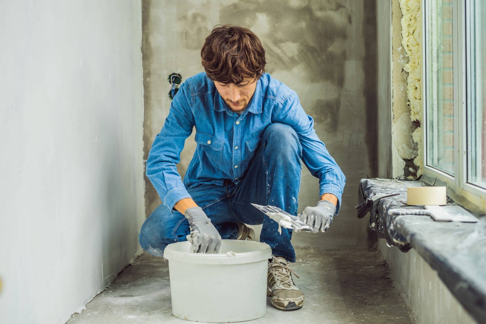 Zaprawa cementowa lub gruntująca - wypełnianie pęknięć i szczelin - sufit podwieszany gk